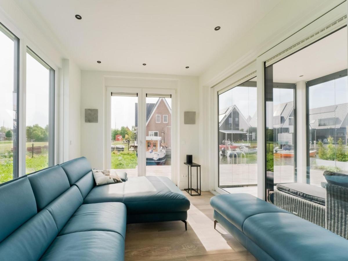 Peaceful Villa On The Water In Stavoren Exteriör bild