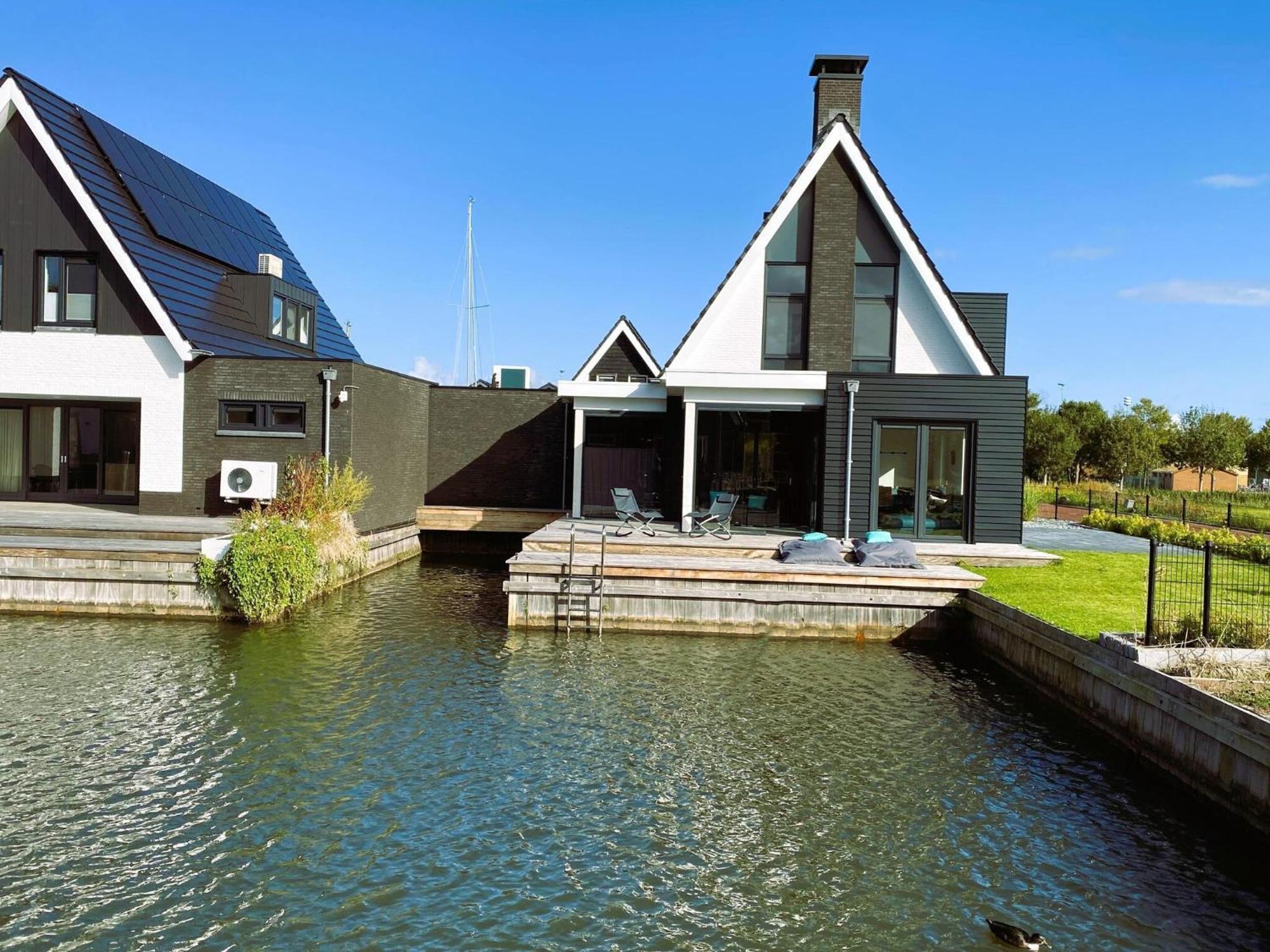 Peaceful Villa On The Water In Stavoren Exteriör bild