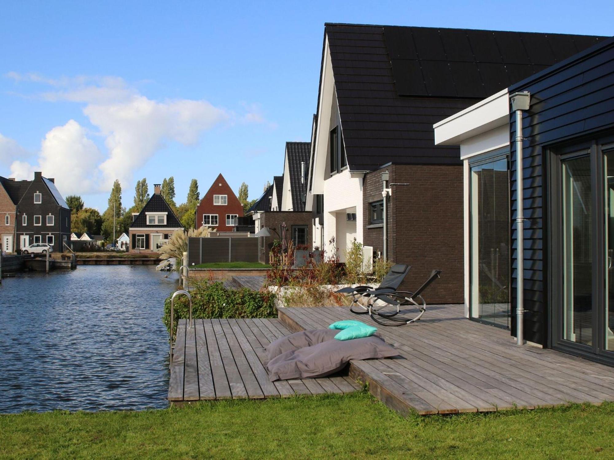 Peaceful Villa On The Water In Stavoren Exteriör bild