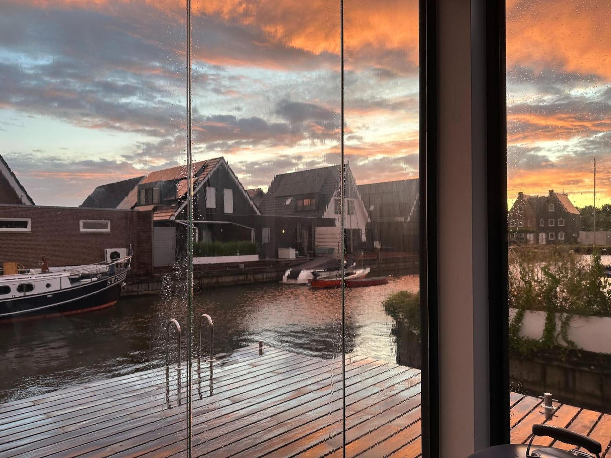 Peaceful Villa On The Water In Stavoren Exteriör bild